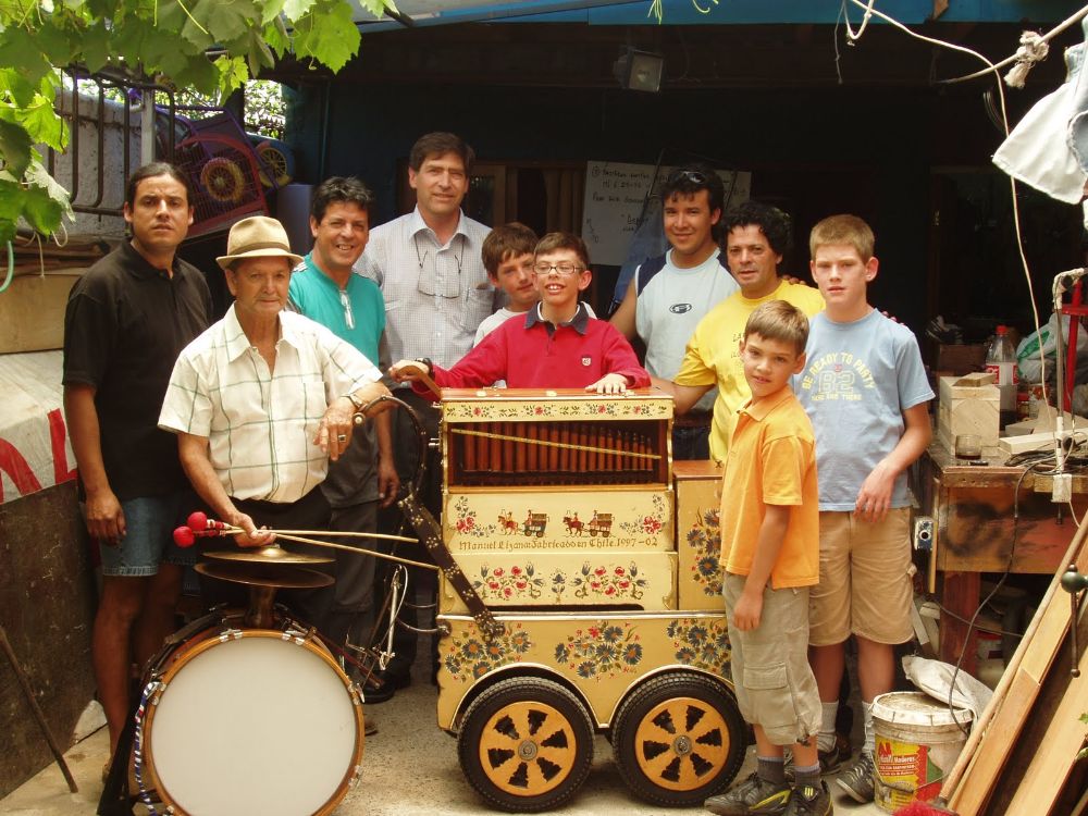 También, se proyectará Organilleros (1996, 26 minutos), un viaje nostálgico por las calles y el tiempo del Santiago antiguo.
